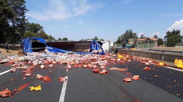 Cassino (Frosinone), un intero carico di pomodori si è riversato sulla corsia sud dell’A1