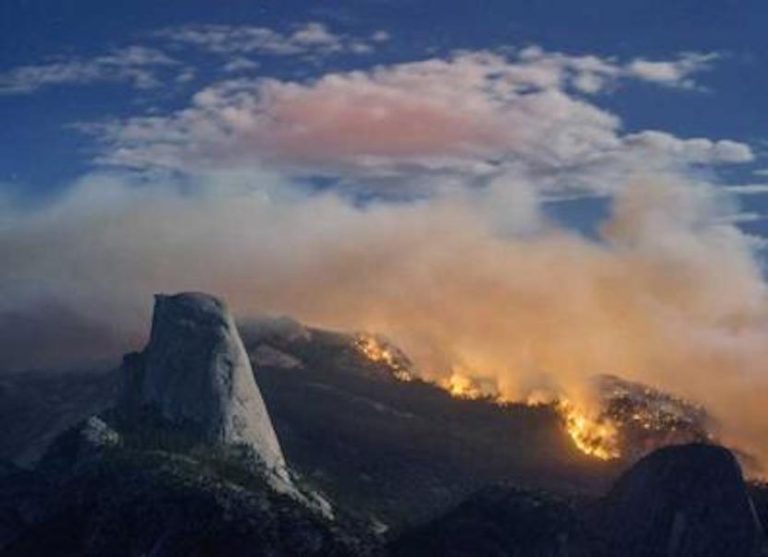 Usa, vasto incendio nello Yosemite National Park