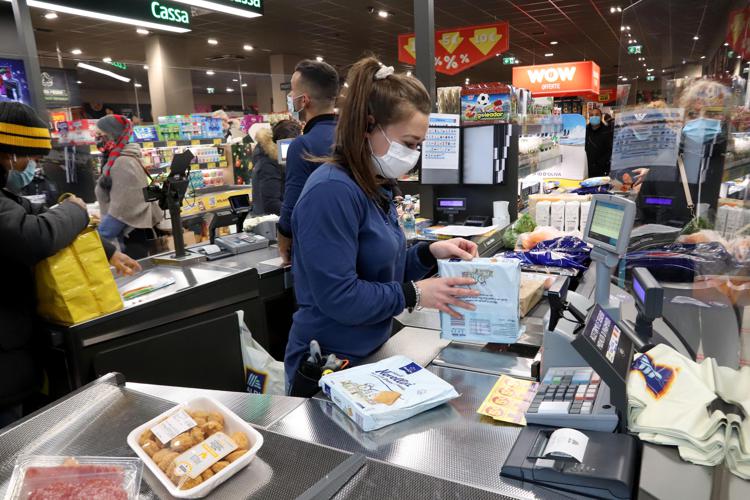 Inflazione, l’allarme del Codacons: “Una mazzata di 2.457 euro annui in più per gli italiani”