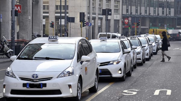 Milano, dopo le dimissioni di Draghi i tassisti “hanno tirato un sospiro di sollievo”