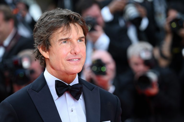 Hollywood: la super star Tom Cruise non vede la figlia Suri da dieci anni ma le pagherà il college