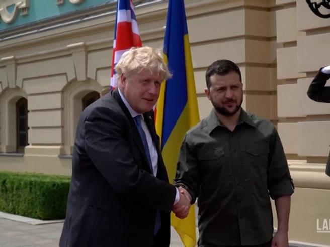 Nuovi colloqui tra Zelensky e Johnson: da Londra un miliardo di sterline all’Ucraina