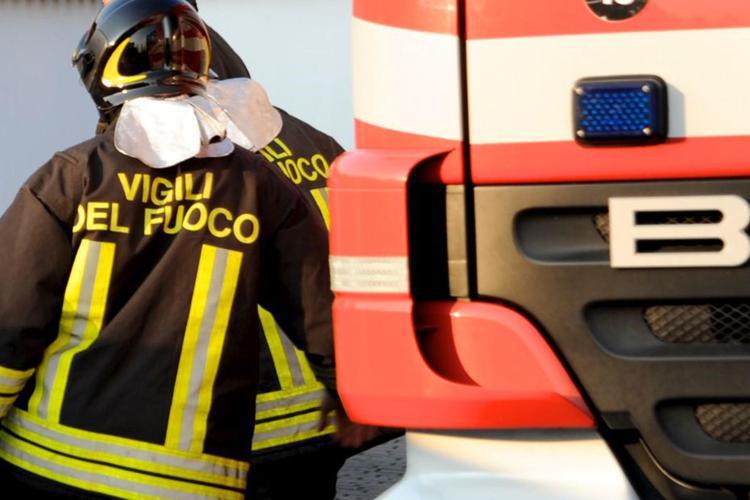 Macherio (Monza), momenti di terrore in un condominio: un 33enne di origine albanese si è barricato all’interno, gridando di aver dato alle fiamme con la benzina l’appartamento e di voler uccidere tutti