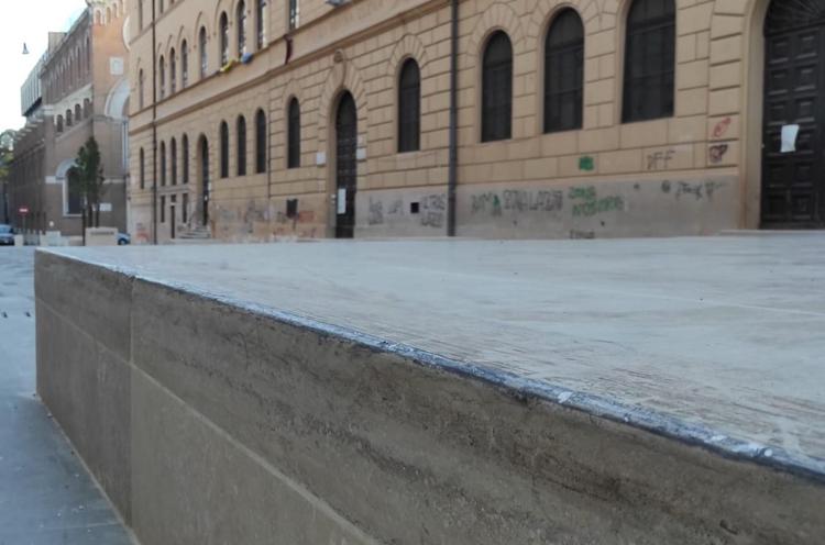 Roma, vandali in azione: distrutta con gli skateboard una nuova area pedonale