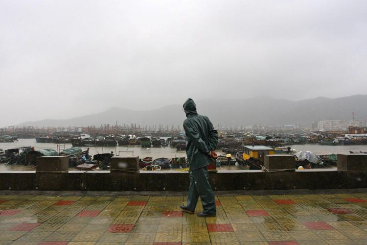 Cina, nave affonda travolta da un tifone: disperse almeno 27 persone