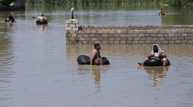 Pakistan, le inondazioni hanno causato oltre mille morti e centinaia di dispersi. Il Paese è in ginocchio