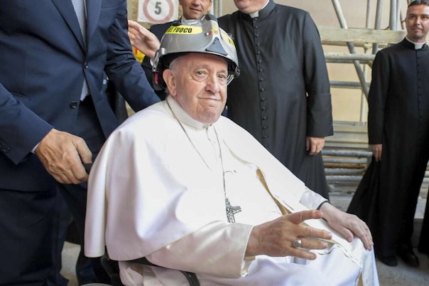 Papa Francesco ha aperto la Porta Santa all’Aquila: “Voi gente aquilana avete mostrato carattere resiliente”
