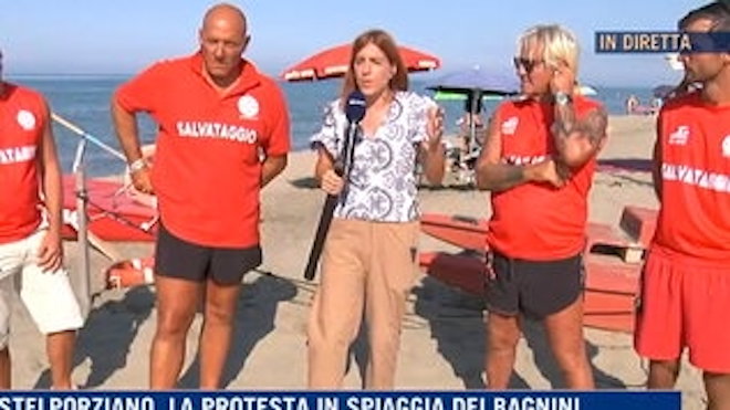 Castelporziano (Roma), la protesta dei bagnini sfruttati sottopagati: “Così non possiamo andare avanti”