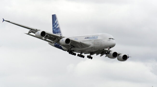 Lite nella cabina di pilotaggio di un velivole Air France: i due sono stati sospesi