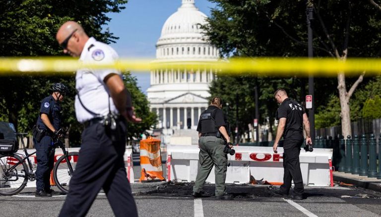 Usa, un uomo si è schiantato contro la cancellata del Campidoglio a Washington: poi si è tolto la vita