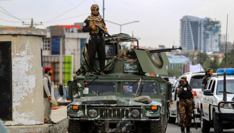 Afghanistan, Amnesty International accusa i talebani: “In un anno solo violenze, violazioni dei diritti umani e promesse non mantenute”
