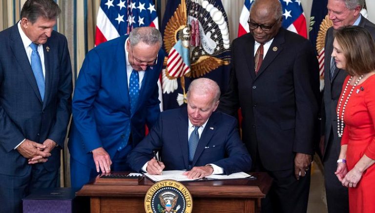Il presidente degli Stati Uniti Joe Biden ha firmato una legge da 750 miliardi di dollari di investimenti per l’assistenza sanitaria e il clima