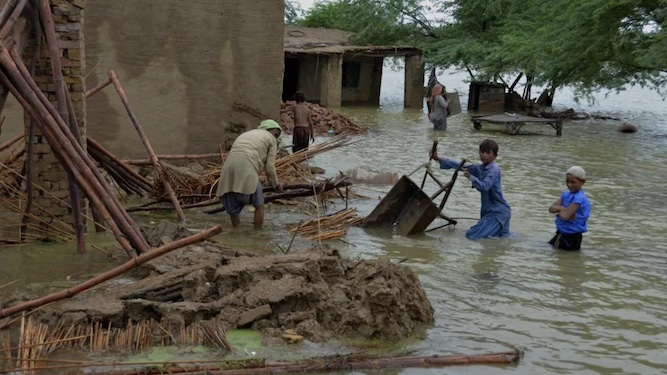 Pakistan, catastrofe umanitaria per le piogge monsoniche: quasi mille le vittime