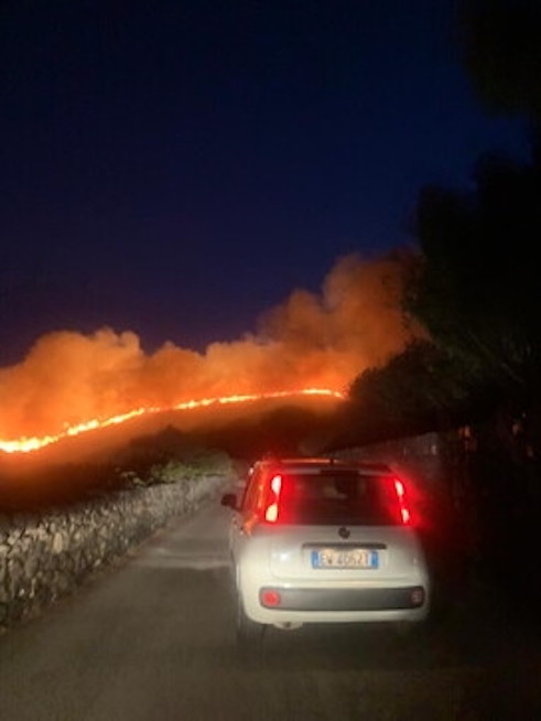 Pantelleria, vasto incendio nell’isola: evacuate anche le ville dei vip