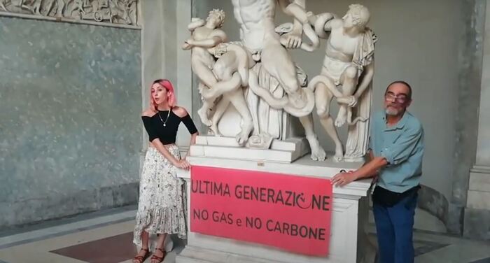 Roma, blitz degli attivisti di Ultima Generazione che si sono incollati alla base della statua di Laocoonte all’interno dei Musei vaticani