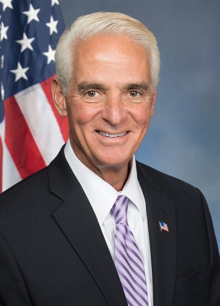Usa, gli elettori democratici hanno scelto il deputato Charlie Crist per affrontare il governatore della Florida Ron DeSantis alle elezioni midterm