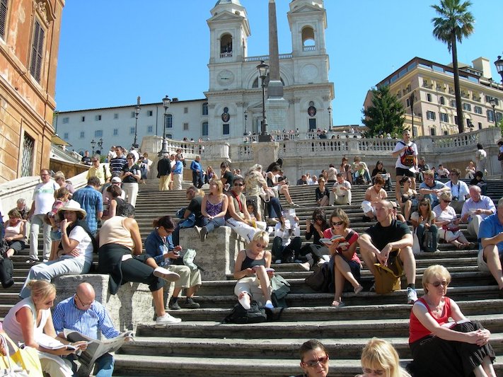Roma, arrestati due borseggiatori di turisti in piazza di Spagna