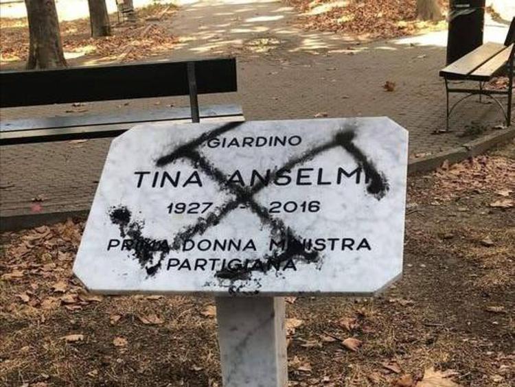 Torino, vandali hanno imbrattato la lapide di Tina Anselmi, ex partigiana e prima ministra donna in Italia
