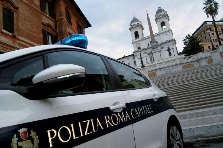 Roma, ha danneggiato la scalinata di Trinità dei Monti con un monopattino: a processo una turista americana