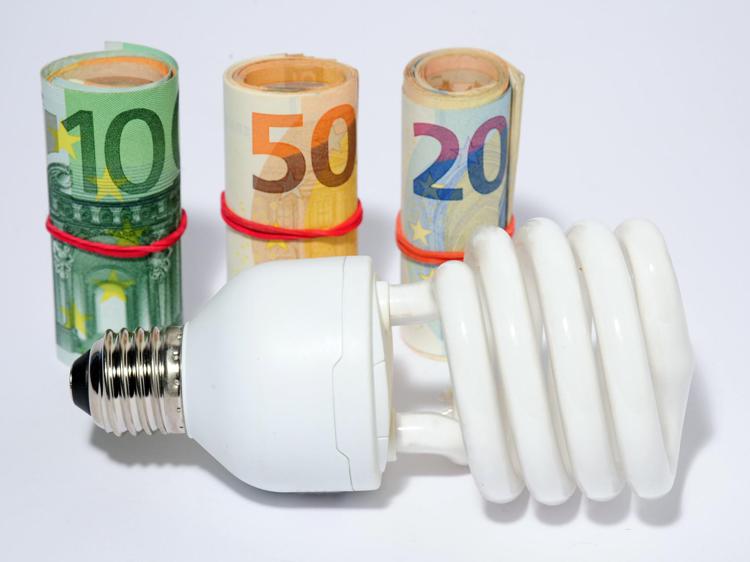 Ogni famiglia italiana si ritrova oggi a pagare 1.231 euro in più rispetto al 2020 solo per le bollette di luce e gas