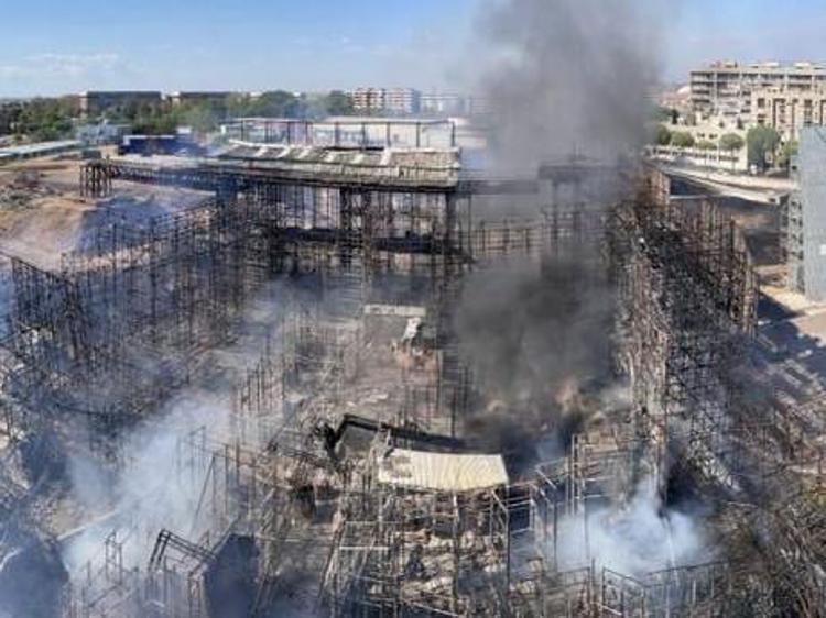 Roma, domato il devastante incendio negli studi cinematografici di Cinecittà