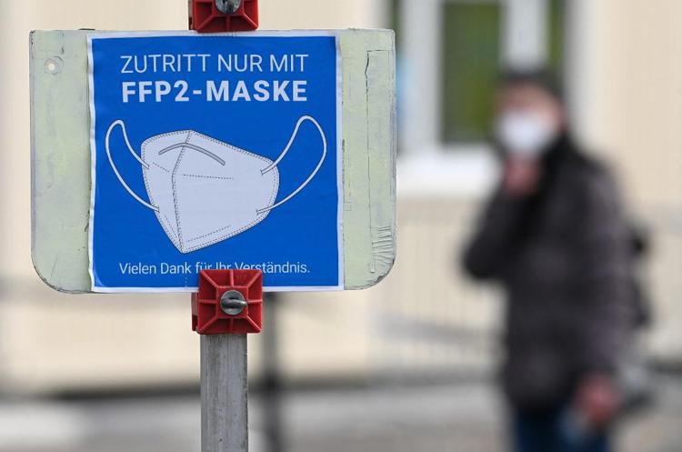 La Germania potrebbe rendere nuovamente obbligatoria la mascherina nei luoghi chiusi se i casi di Covid torneranno a salire in autunno e inverno