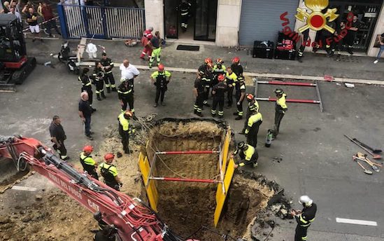 Roma, “banda del buco” rimane intrappolata per il crollo del tunnel vicino ad una banca: arrestati dai carabinieri