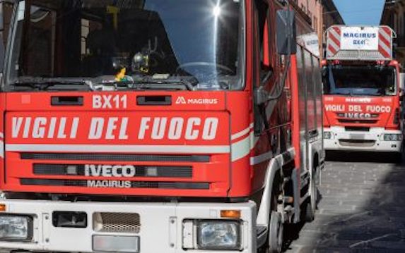 Roma, vasto incendio al margine di Via Portuense