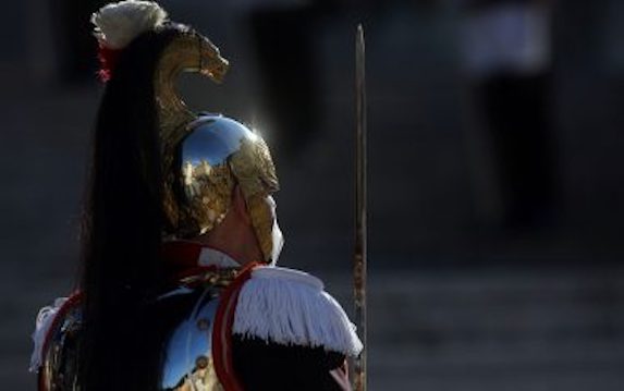 Roma, ad Acilia un corazziere libero dal servizio ha arrestato un ladro di auto