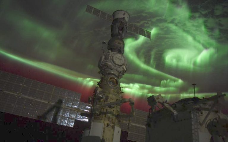 Spettacolare fotografia di un’aurora boreale di Samantha Cristoforetti in orbita