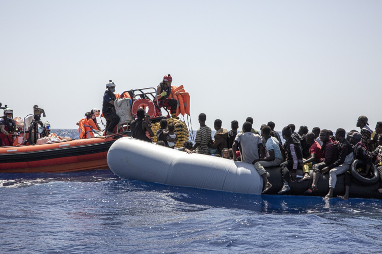 L’allarme dei servizi segreti: ci sono circa 685mila migranti irregolari pronti a partire per sbarcare sulle coste italiane