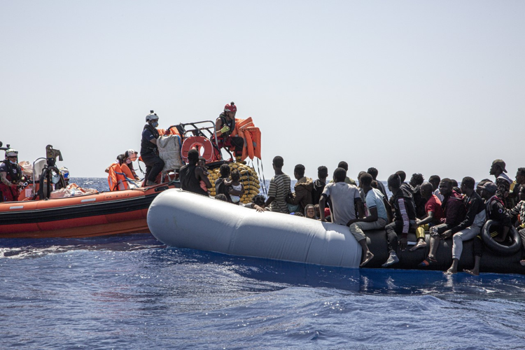 Taranto: soccorso 293 migranti dalla nave Geo Barents