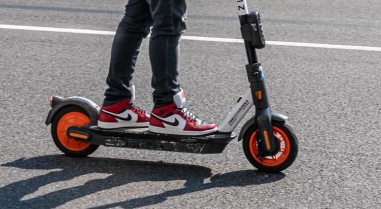 Roma, ecco le nuove regole per i monopattini: limiti di velocità, targa di identificazione e numero massimo per il centro