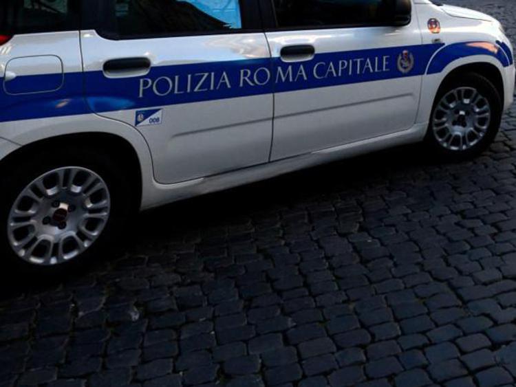 Roma, è stato arrestato il poliziotto che era alla guida dell’auto che ha travolto e ucciso un ragazzo di vent’anni a bordo di uno scooter