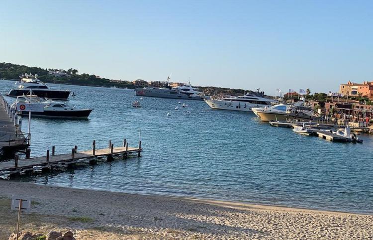 Sardegna, incidente a Porto Cervo: uno yacht si è schiantato sugli scogli provocando un morto e tre feriti