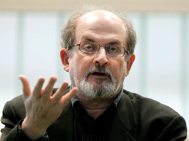Usa, migliorano le condizioni di salute di Salman Rushdie. Il Procuratore: Aggressione premeditata