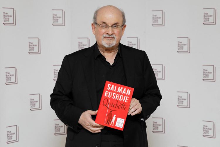 Usa, lo scrittore Salman Rushdie operato dopo l’aggressione: rischia di perdere un occhio