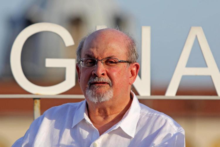 Usa, l’attentatore di Salman Rushdie nega di essere in contatto con l’Iran