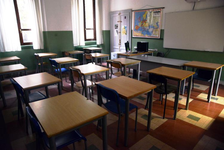 Covid, in arrivo le regole per il ritorno a scuola: mascherine, distanziamento e ricambio dell’aria