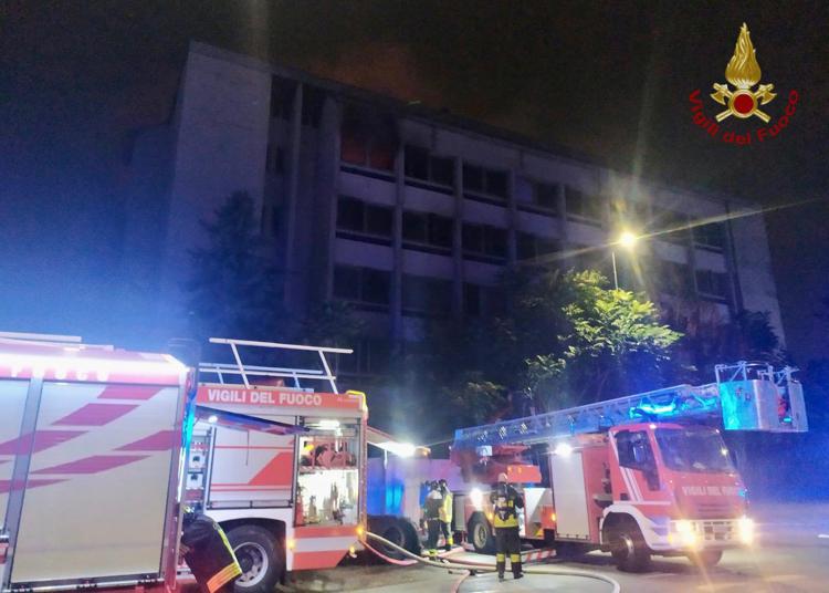 Milano, vasto incendio in uno stabile abitato da homeless in via Quintiliano
