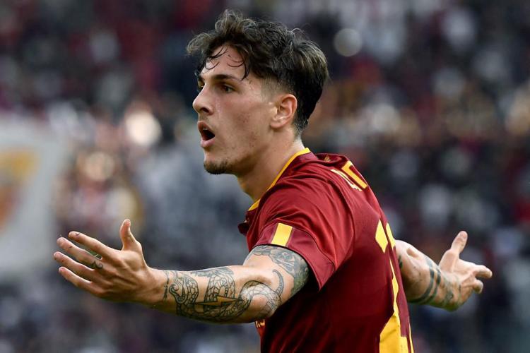 Calcio, i tifosi romanisti insultano Zaniolo: “Via da qui”