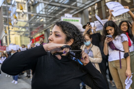 Roma, un professore taglia una ciocca di capelli ad studentessa iraniana: scatta l’ira dei genitori
