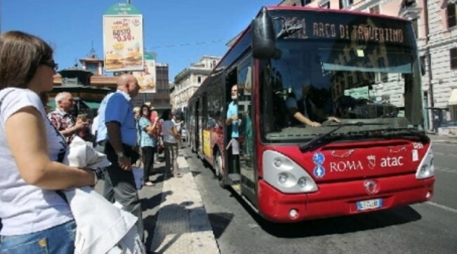 Roma, più di mille autisti si presentato come rappresentati di lista ai seggi: lo stop di Atac