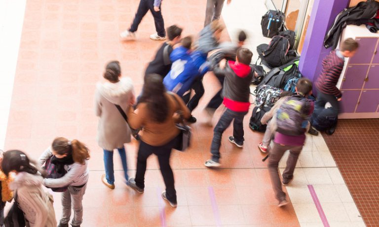 Ostia, aggredito uno studente davanti la scuola da cinque ragazzi. Indaga la polizia