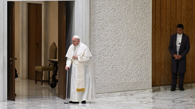 Vaticano: il monito di Papa Francesco: “Basta con le donne cacciate dal lavoro perchè incinte”