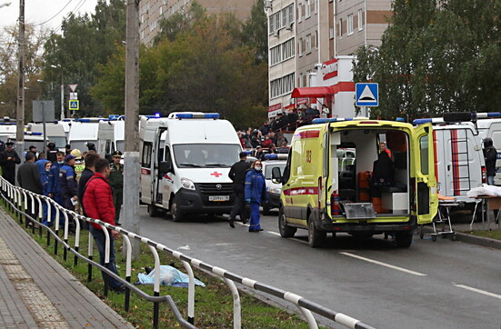 Russia, terrore in una scuola di Izhevsk: 13 morti tra cui 7 bambini e 21 feriti. Il Killer si è poi suicidato