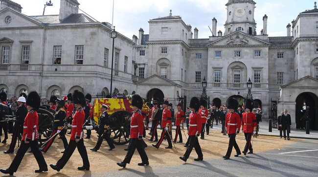 Londra, prezzi alle stelle per i solenni funerali della regina Elisabetta II: anche 1.550 sterline a notte, oltre 1.800 euro