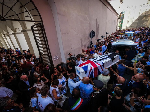 Gragnano (Napoli), si sono svolti in un grande dolore collettivo i funerali di Alessandro
