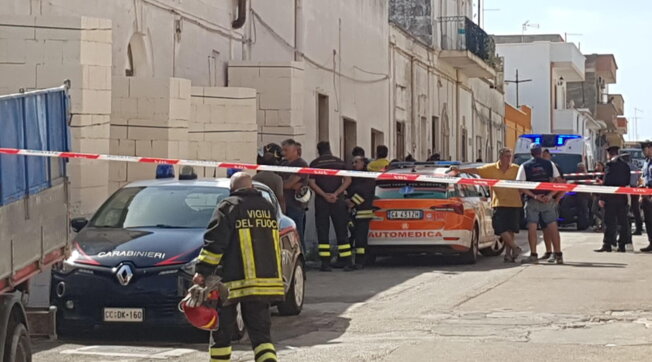 Lizzano (Taranto), crolla il solaio di un edificio: muore un operaio