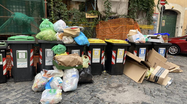 Roma, l’ira di un farmacista multato a piazza Vittorio per aver pulito la strada davanti al suo negozio